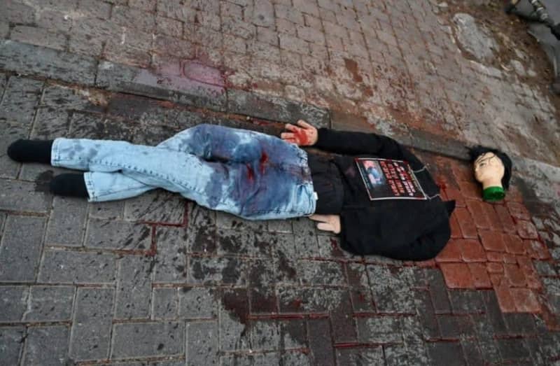 Mannequin Protest Targets Israeli Officials Over Immigration Concerns