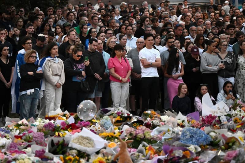 Australia Commemorates Bondi Beach Terror Attack Victims with Candlelight Vigil