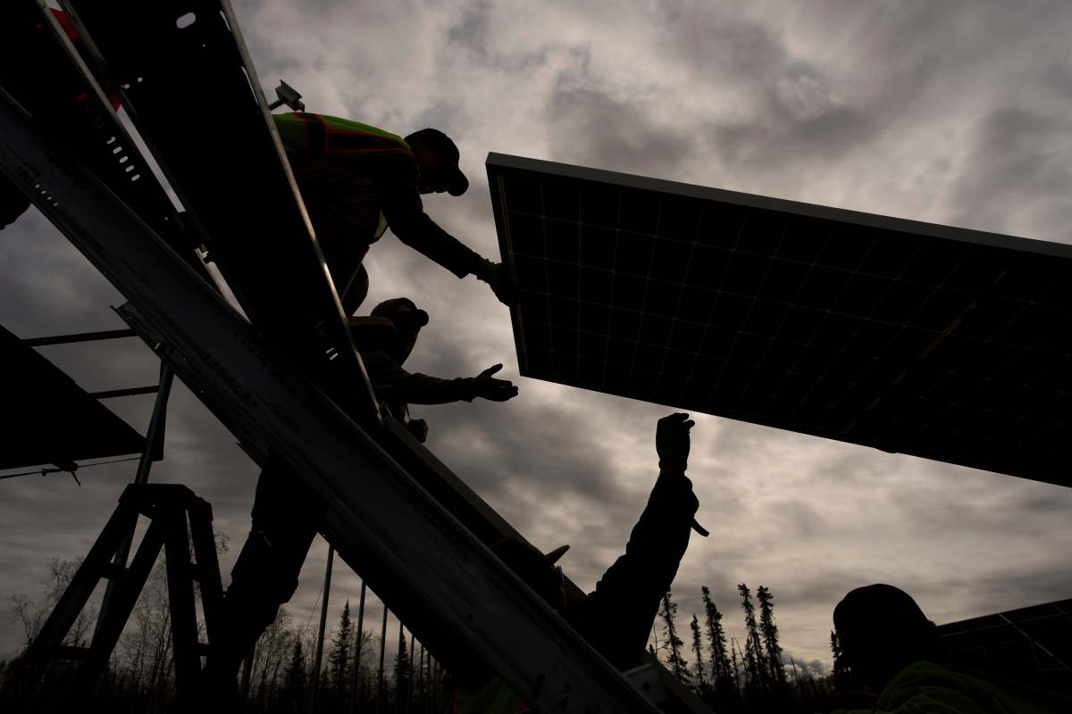 Clean Energy's Turbulent 2025: Policy Shifts Amid Growth