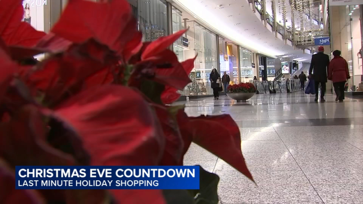 Chicago's Christmas Eve Shopping Scene: Last-Minute Rush and Festive Atmosphere